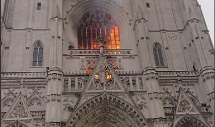 URGENT :   La cathédrale Saint-Pierre et Saint-Paul de Nantes en Feu #CathedraleNantes