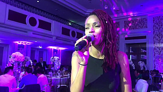 Tv Locale Guadeloupe - ''Belles d'Âme'' présente  Laurie Jam en dîner de Gala interprétant My Baby just Care for Me